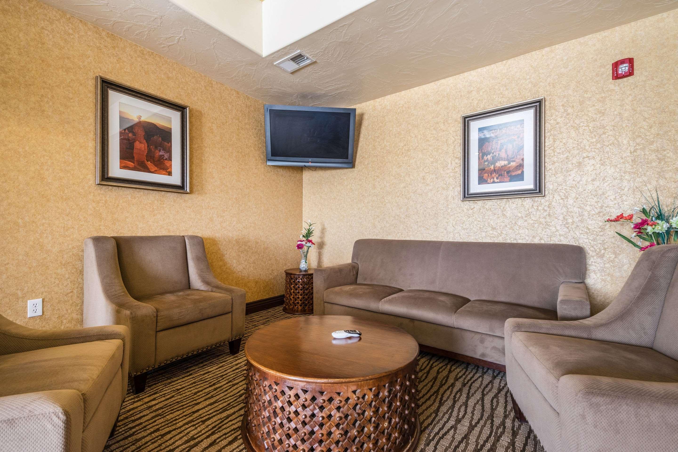 Comfort Inn & Suites Сидар-Сити Экстерьер фото